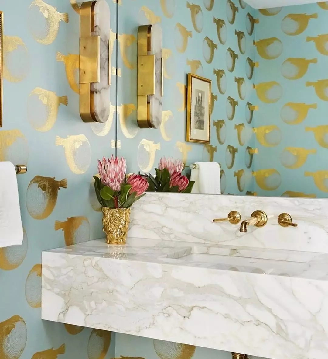 壁紙與金色浮雕在浴室裡