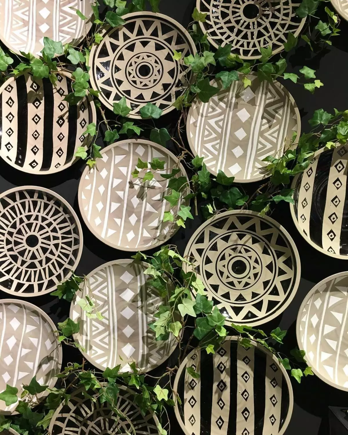 Pinggan pinggan mangkuk dalam gaya etnik dengan corak foto perhiasan