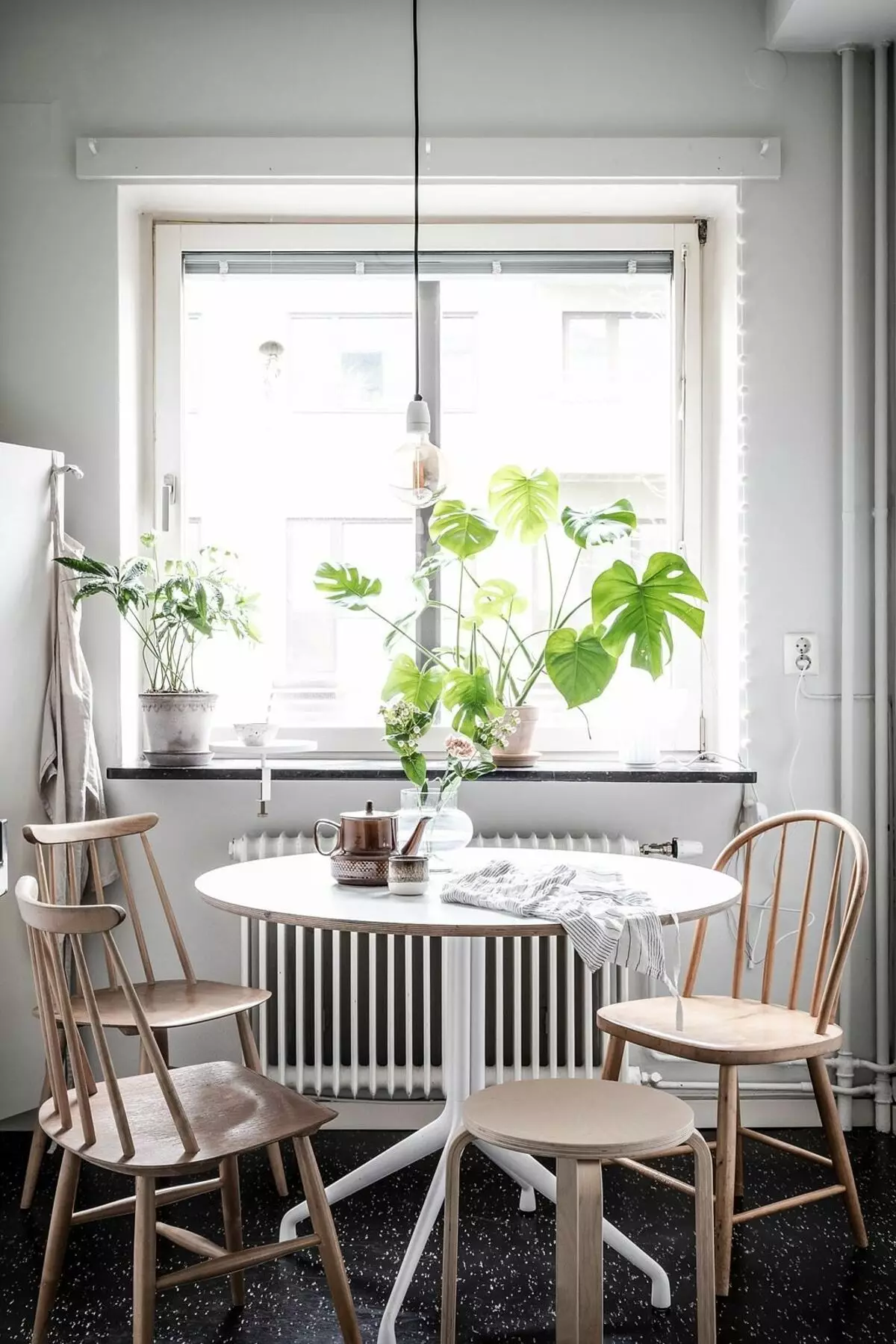 |免版稅照片在斯堪的納維亞風格用餐區用不同的椅子照片
