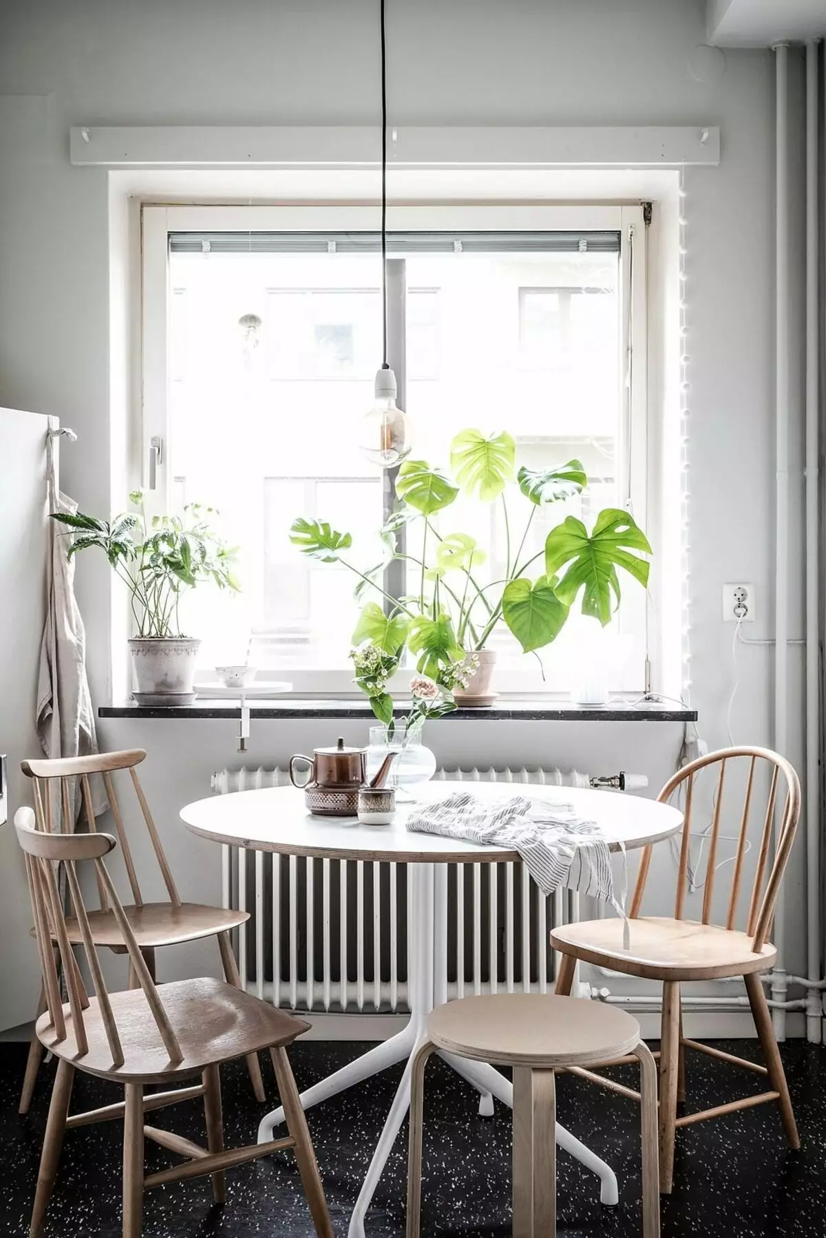 Banque de salle à manger en foto dans la salle à manger de style scandinave avec des chaises différentes photo