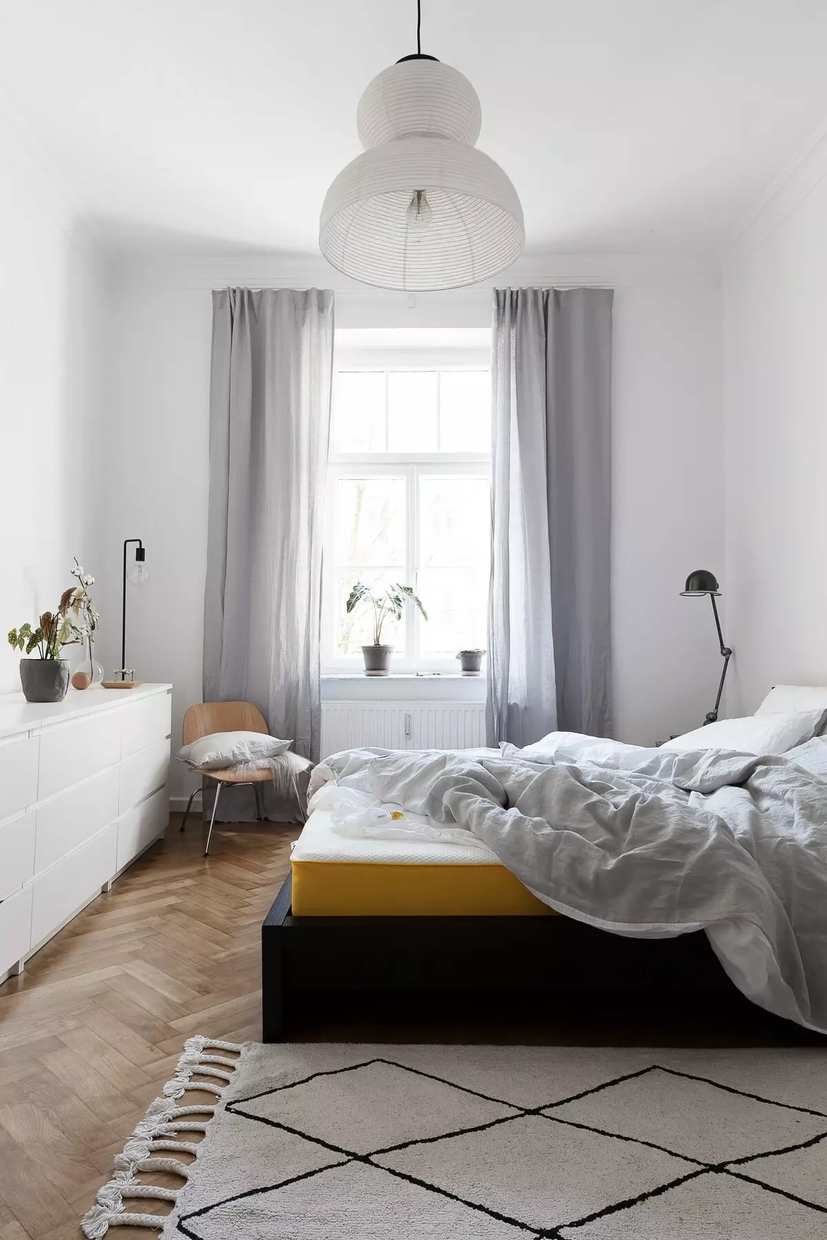 Elegante interior de dormitorio ligero con acentos oscuros. Photo Scandinavian Style