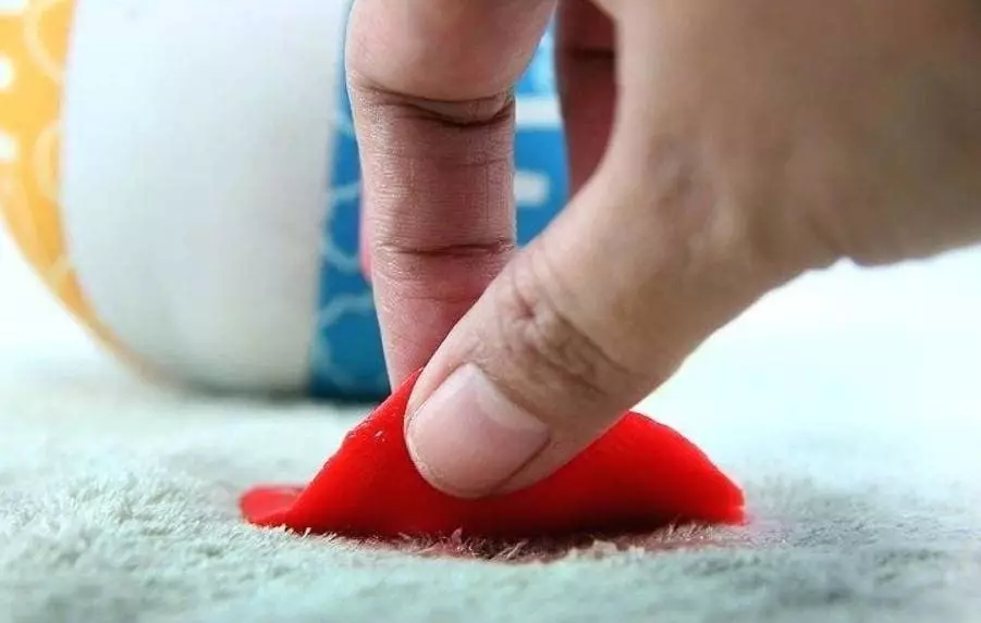 How to remove plasticine from the carpet quickly and without a trace 1099_11