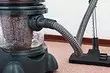 Hur man rengör mattan hemma från fläckar, ull och damm