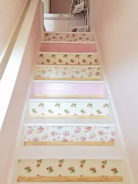 ステップ階段の階段に壁紙の残骸
