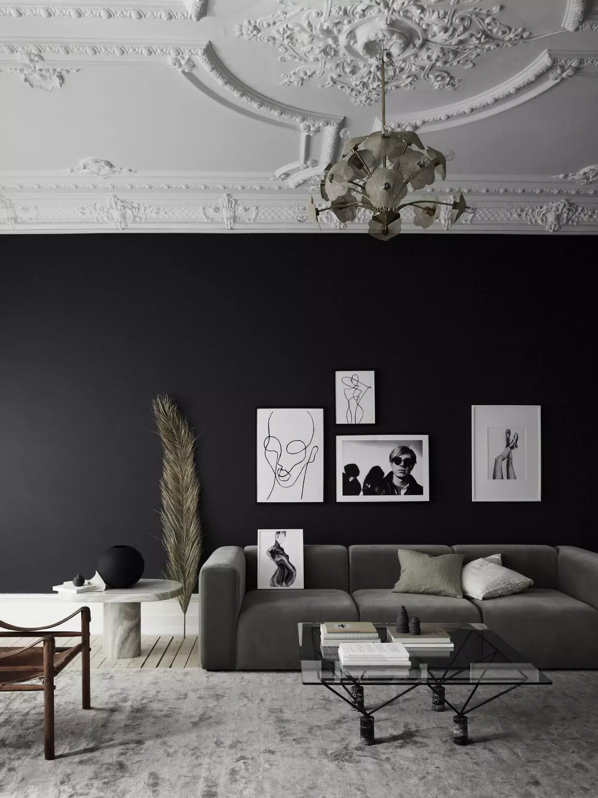 Krásny štýlový tmavý interiér s bielym neobvyklým stropom fotografie