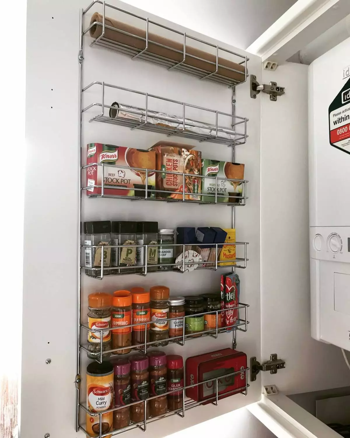 Organizuj stylowe przechowywanie wewnątrz drzwi szafek w kuchni