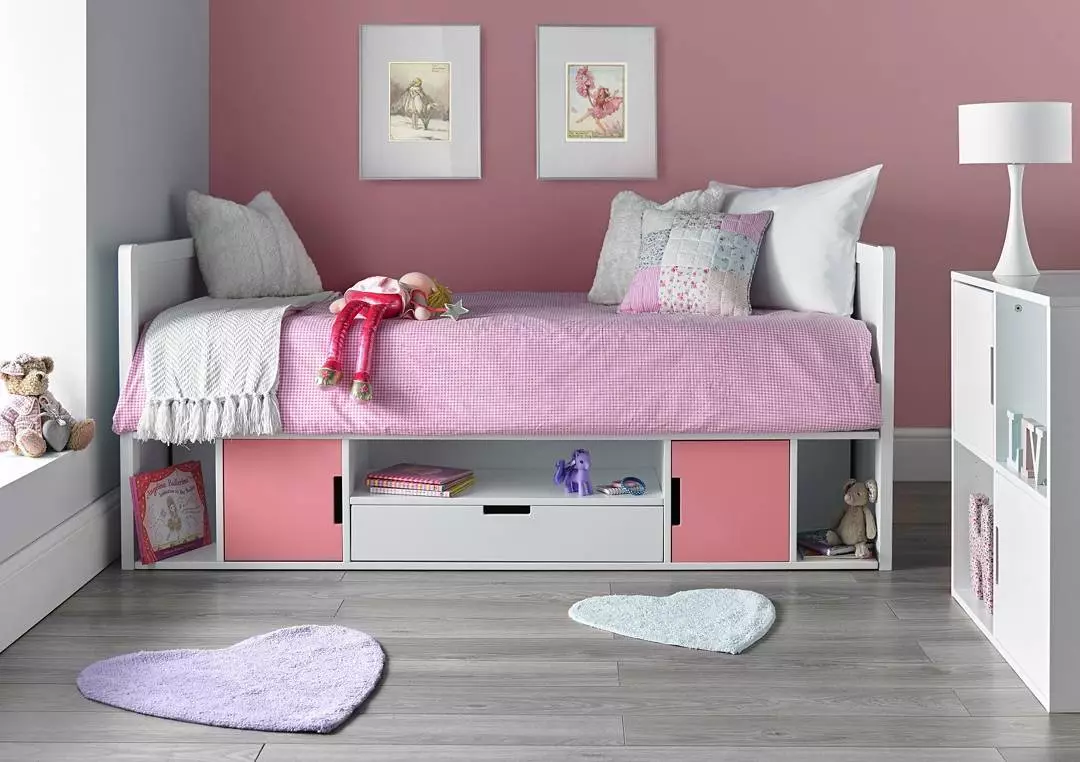 Pohodlná postel v dětském pokoji s umístěním pro skladování design nápad fotografie
