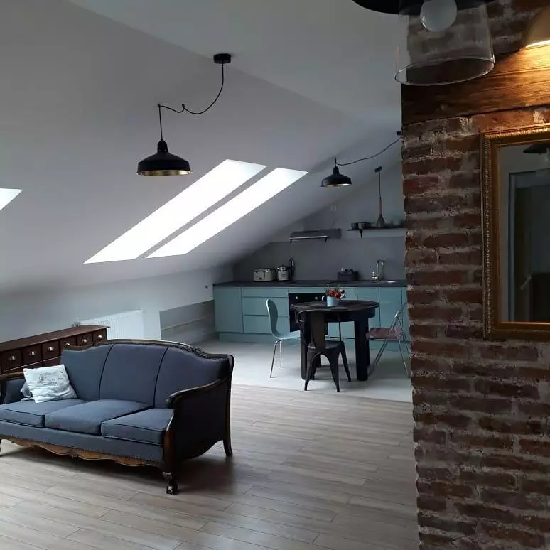 Loft-tyyli Mansardin kuvassa