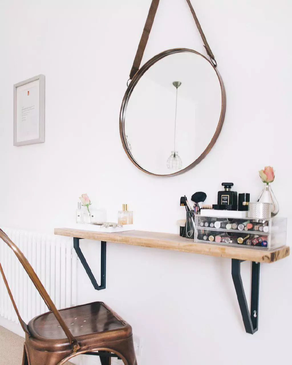 Table sur le mur sous la forme d'une étagère suspendue