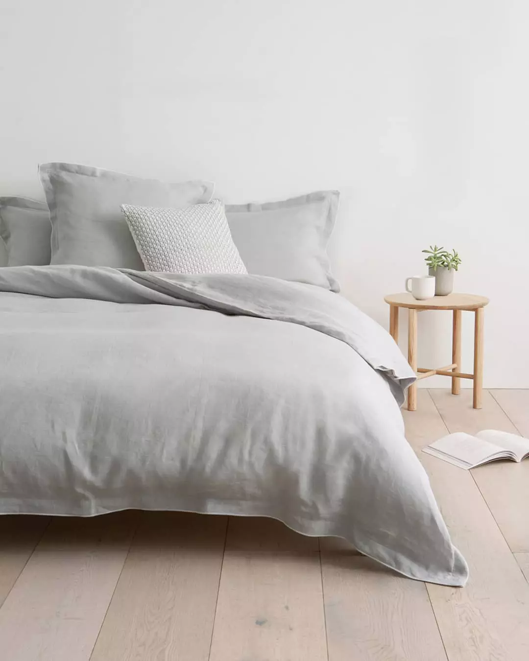 מצעים מסוגנן במיטה בסגנון סקנדינבי מחומרים טבעיים ב פסטל גוונים עיצוב אקו עיצוב