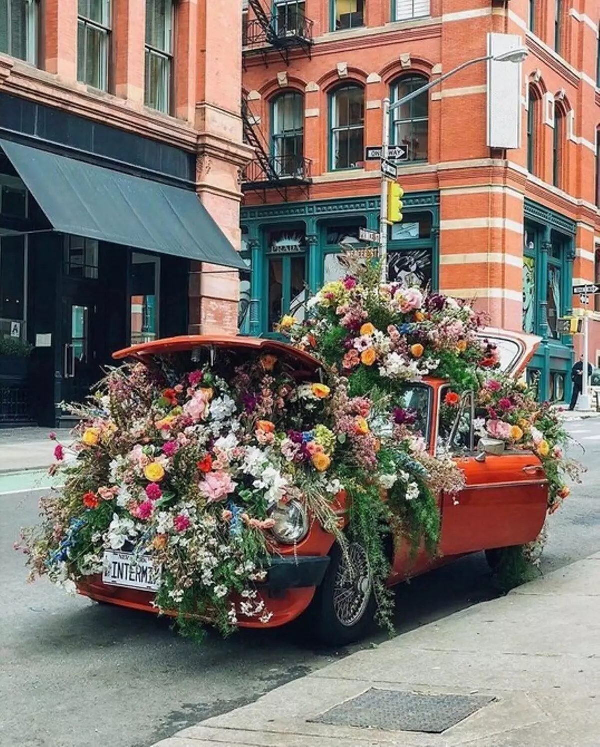 Hoe de blommenbed te fersieren: 50 orizjinele ideeën 11050_12