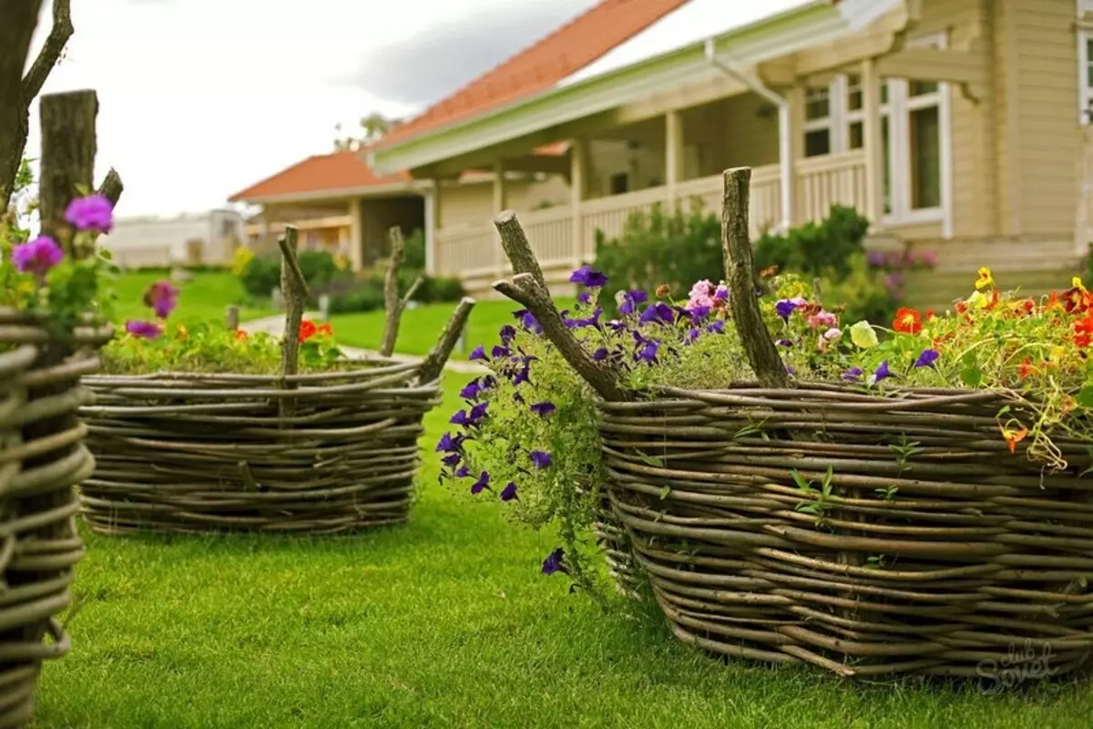 Hvernig á að skreyta flowerbed: 50 upprunalegu hugmyndir 11050_45