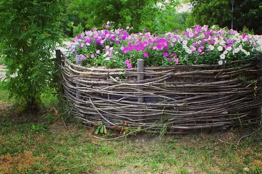 Hvordan dekorere blomsterbed: 50 originale ideer 11050_46