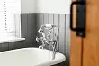 Ką galima atskirti vonios kambarys, išskyrus plyteles: 9 praktinės ir gražios medžiagos