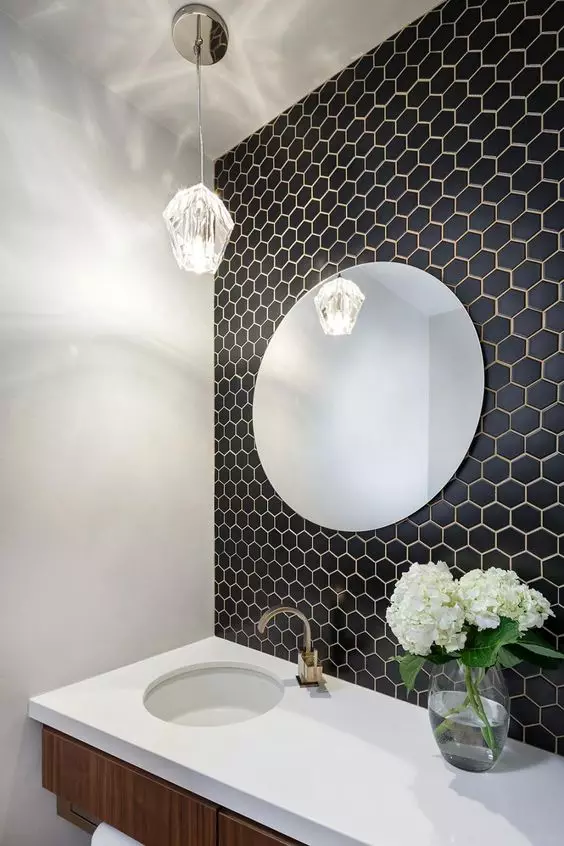 Azulejos hexagonales en baño photo