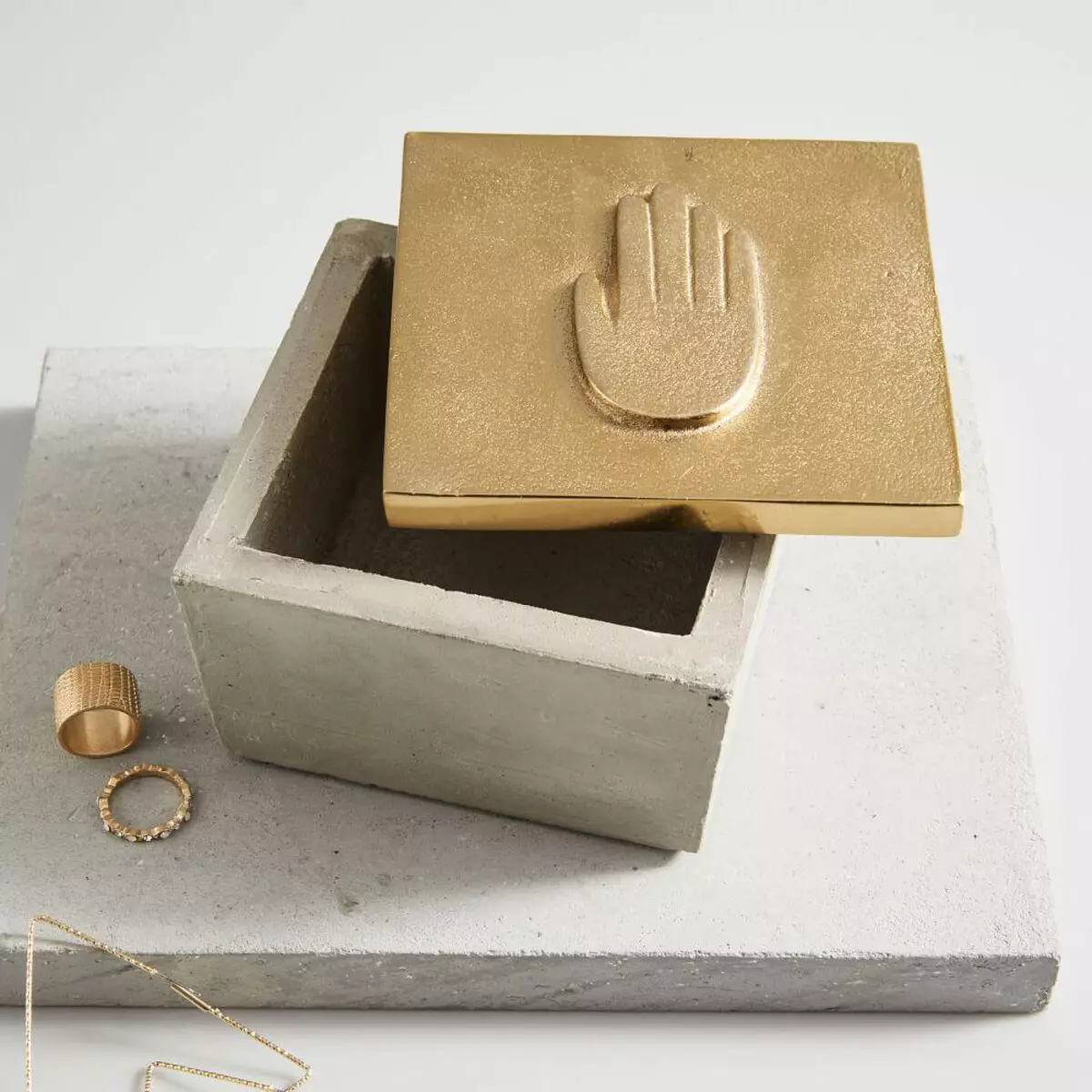 Kamienne pudełko ze złotym pokrywką
