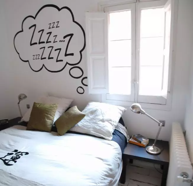 8 mënyra të ftohta për të dekoruar muret në një apartament të lëvizshëm