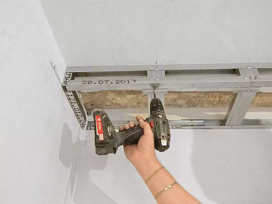 天花板上的石膏板箱：如何安裝它並裝備燈 11143_17