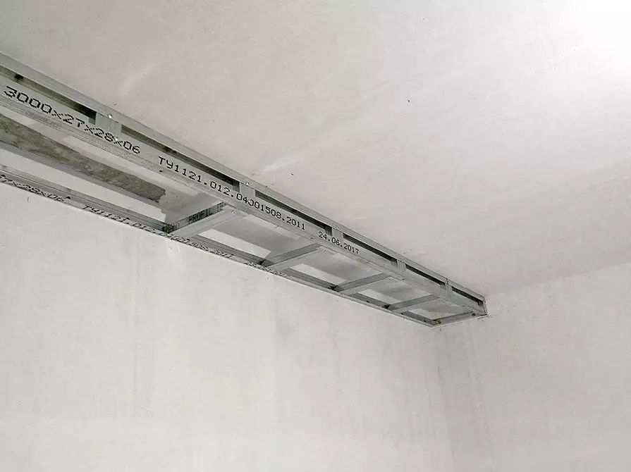 Kuti plasterboard në tavan: si ta montoni atë dhe të pajisni llambat 11143_18