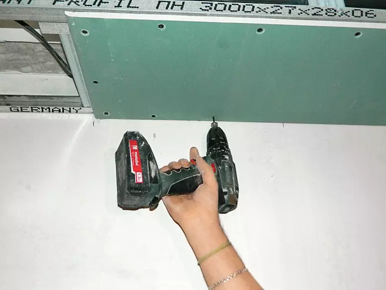 Cutie de gips-carton pe tavan: Cum să-l montați și să dotați lămpile 11143_19