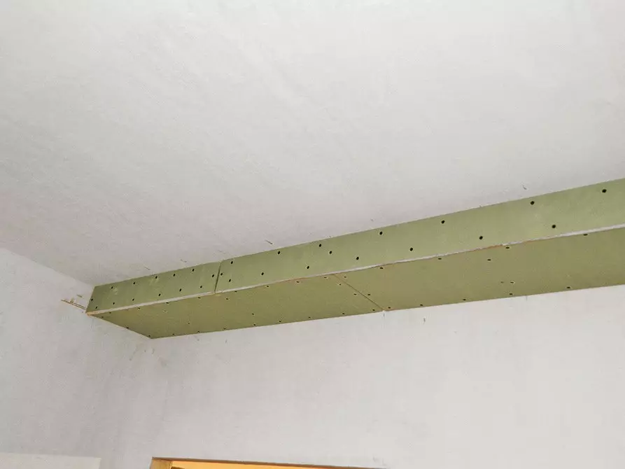 Kuti plasterboard në tavan: si ta montoni atë dhe të pajisni llambat 11143_20