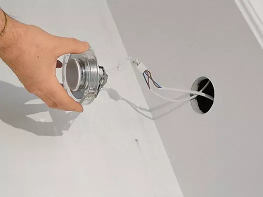 Мазилка на тавана: Как да го монтирате и да оборудваме лампите 11143_23