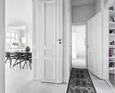 Dizajni i korridorit në apartament: të bëjë një hapësirë ​​të vogël elegant dhe të rehatshme 11160_4