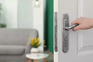 Како изабрати праве браве на вратима: преглед параметара на које је важно да обратите пажњу 11174_1