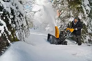 Oprema za uklanjanje snijega za seosku kuću: Kako odabrati i koristiti 11208_1