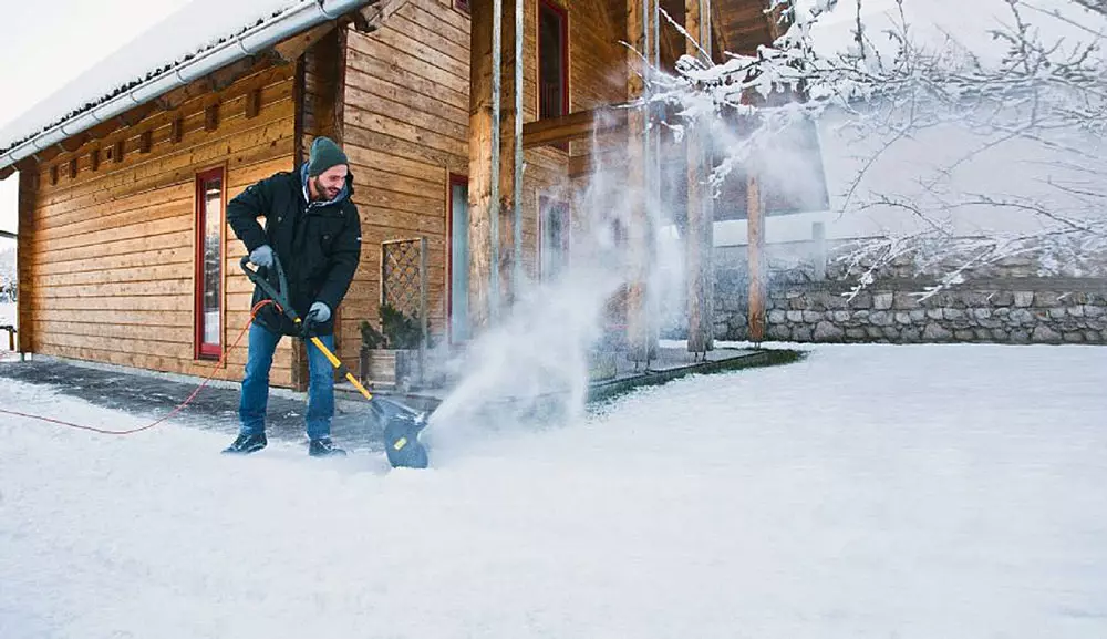 Ang kaisog sa Snow sa Dacha