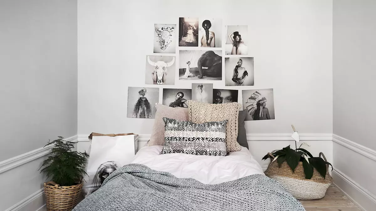 Foto në mur pas shtratit