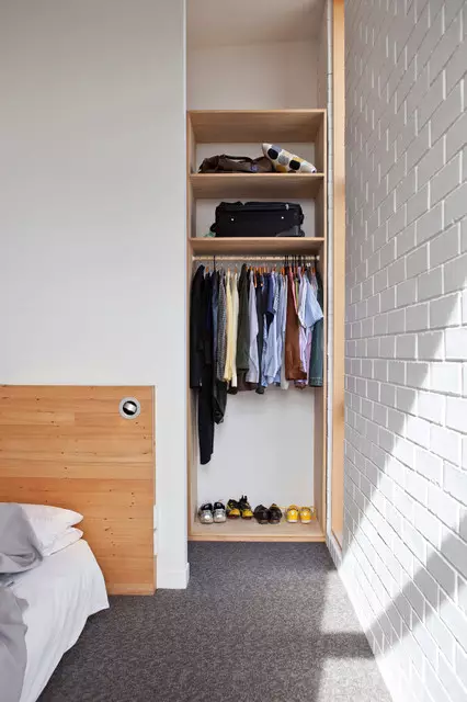 Armoire dans une photo de chambre à coucher