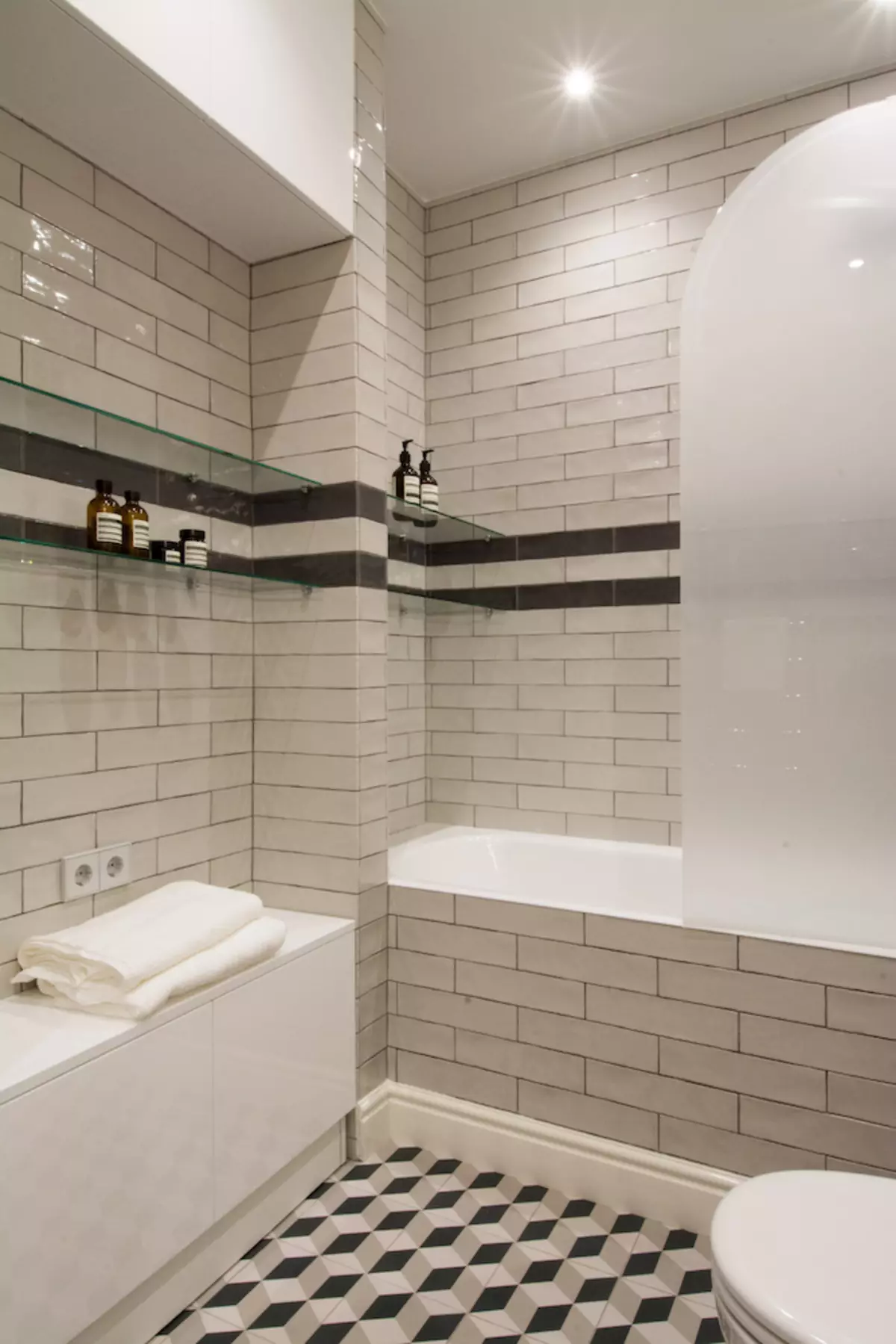 Ang loob ng Scandinavian modernong estilo ng apartment na may mga klasikong elemento ng mga apartment sa New York