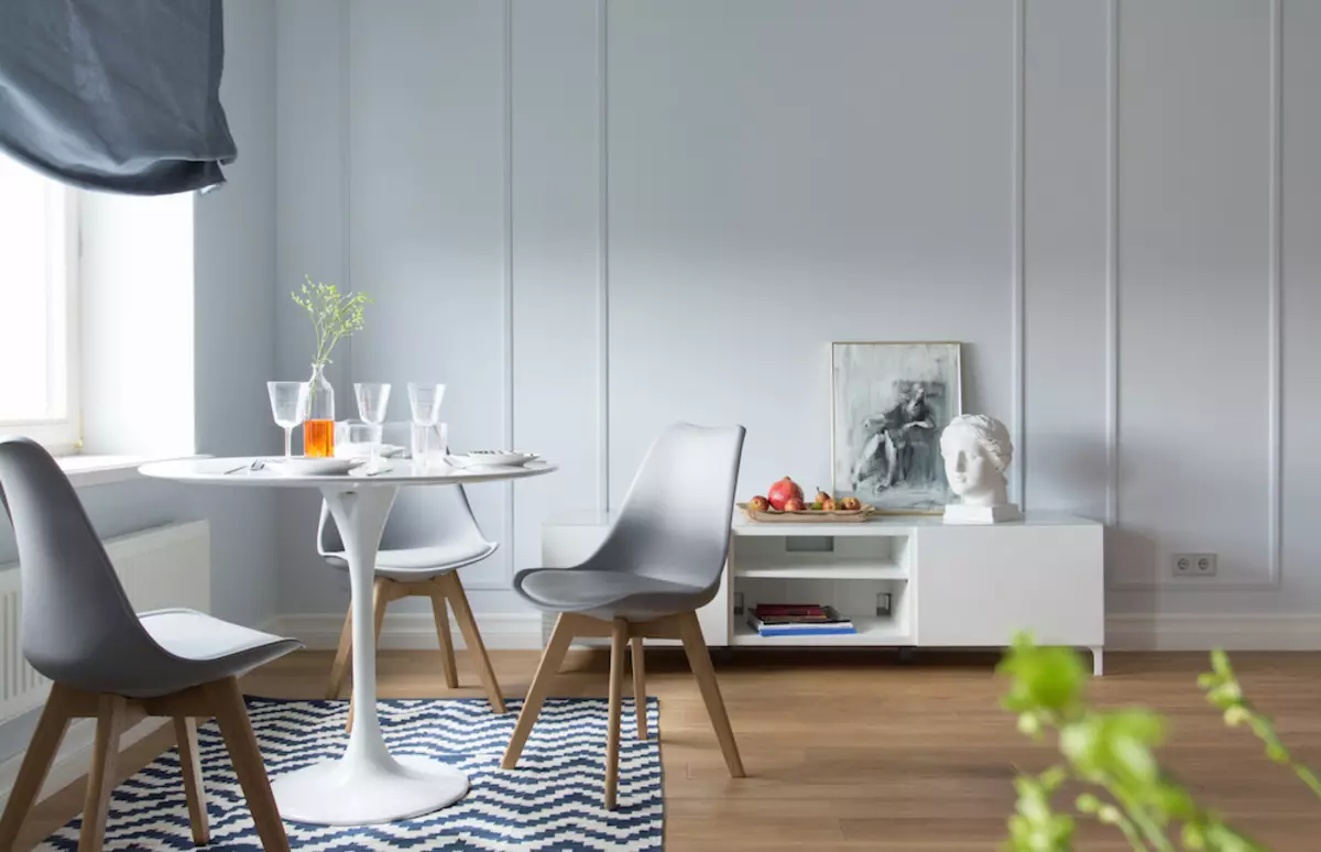Skandinavijos modernaus stiliaus buto interjeras su klasikiniais Niujorko apartamentų elementais