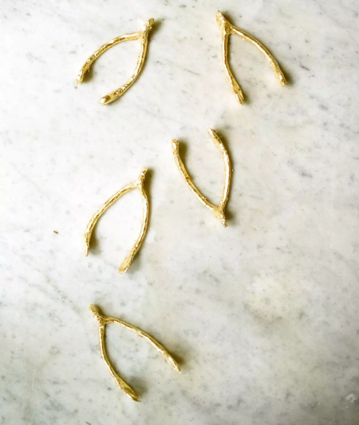 న్యూ ఇయర్ యొక్క పరివారం: ఒక ఫ్యాషన్ స్కాండినేవియన్ శైలిలో పట్టిక సర్వ్ ఎలా