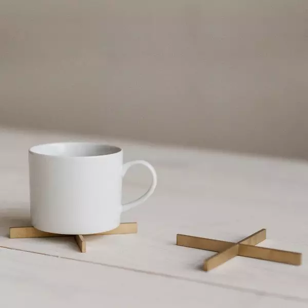 Awọn ile coasters dani labẹ fọto agolo