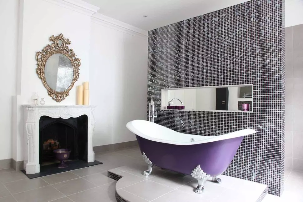 浴室在超紫光照片的例子中