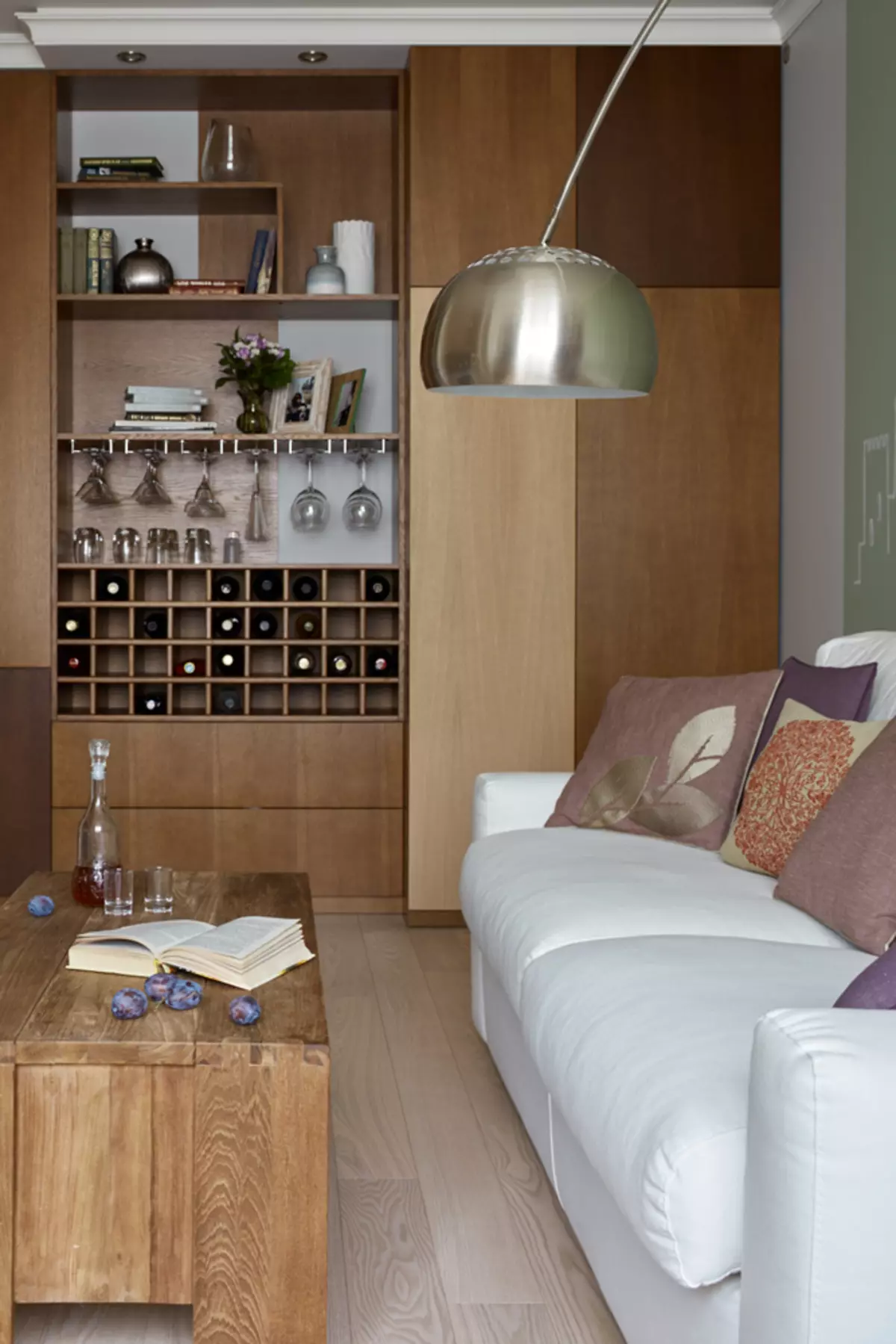 Interior saka apartemen telung kamar ing gaya modern kanthi unsur Eco