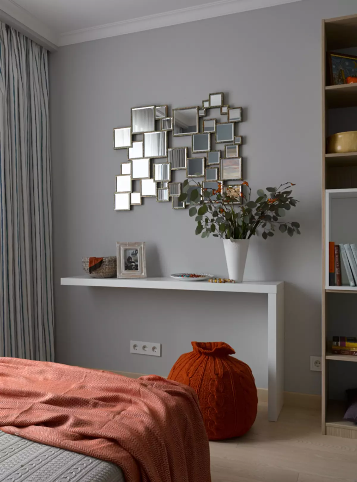 Interno di un appartamento con tre camere da letto in uno stile moderno con elementi di ECO