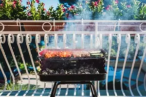 Est-il possible d'organiser un barbecue sur le balcon et ne pas déranger la loi? 5 règles importantes 11523_1