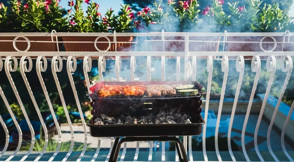 Naha mungkin pikeun ngatur barbecue dina balkon sareng henteu ngaganggu hukum? 5 Aturan penting