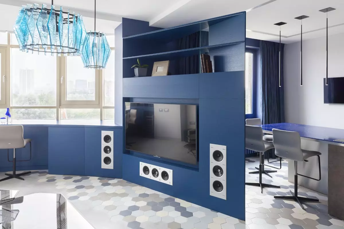 Apartament niezwykły układ: projekt w niebieskich kolorach