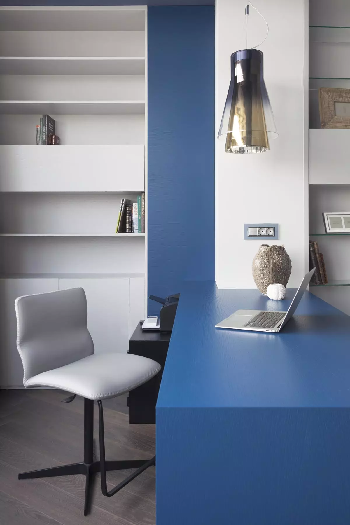 شقة تخطيط غير عادي: تصميم بألوان زرقاء