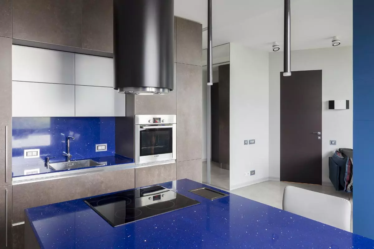 Apartament niezwykły układ: projekt w niebieskich kolorach