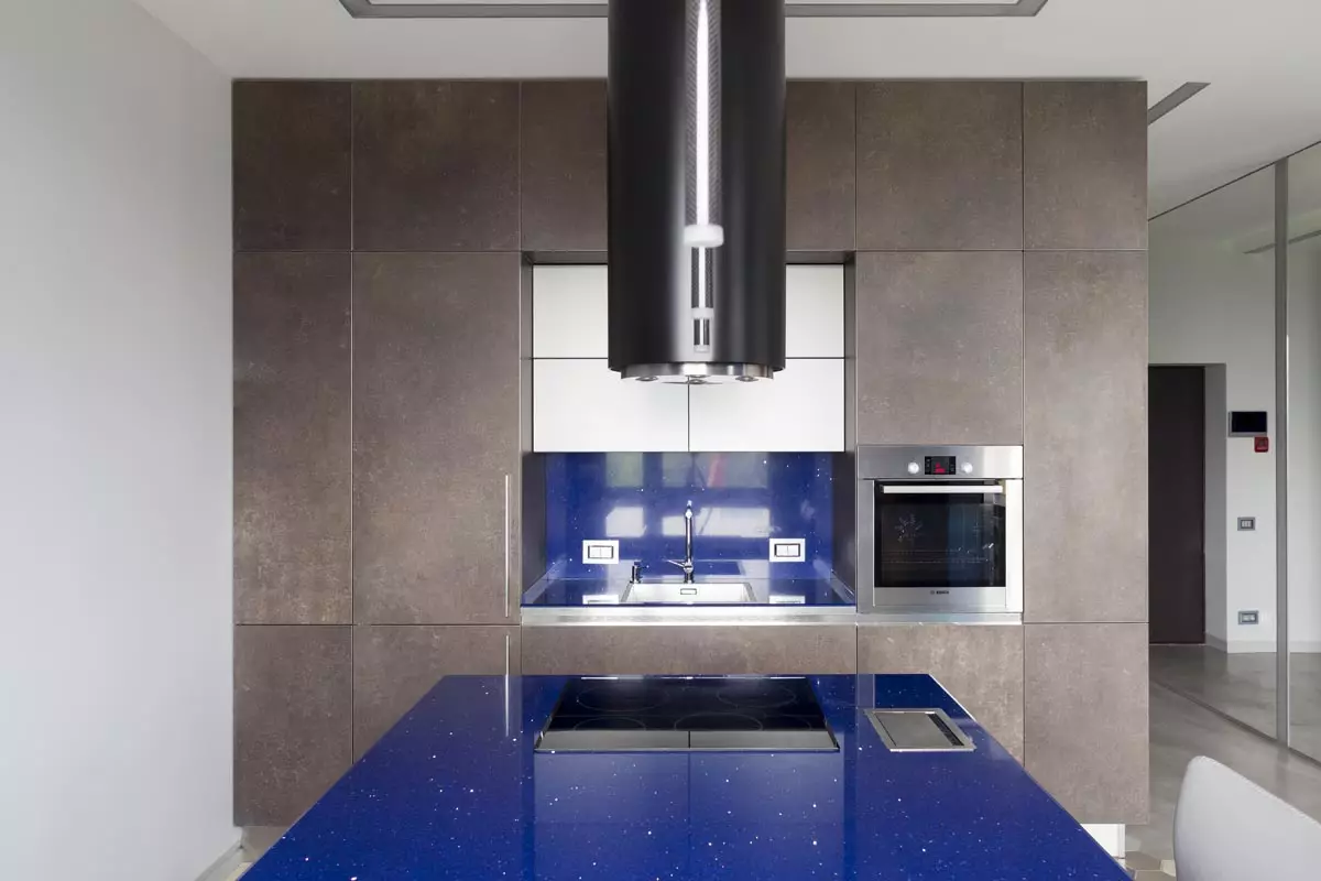Apartment unusual layout: design in blue colors