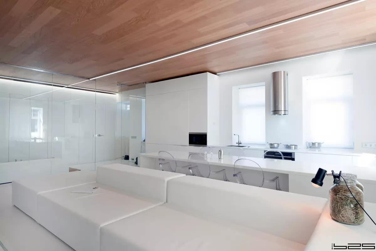 White Townehouse Interior sa estilo sa minimalism