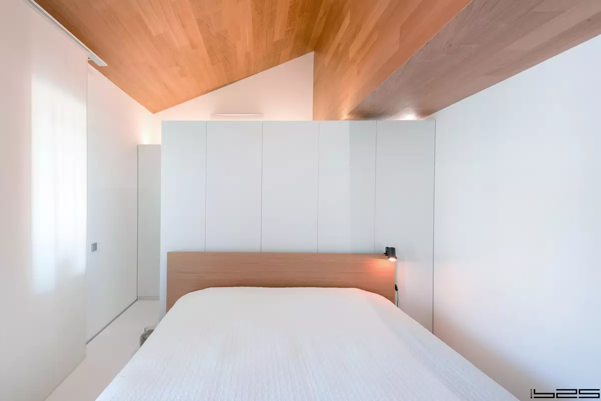 Wit herenhuis interieur in minimalism-stijl