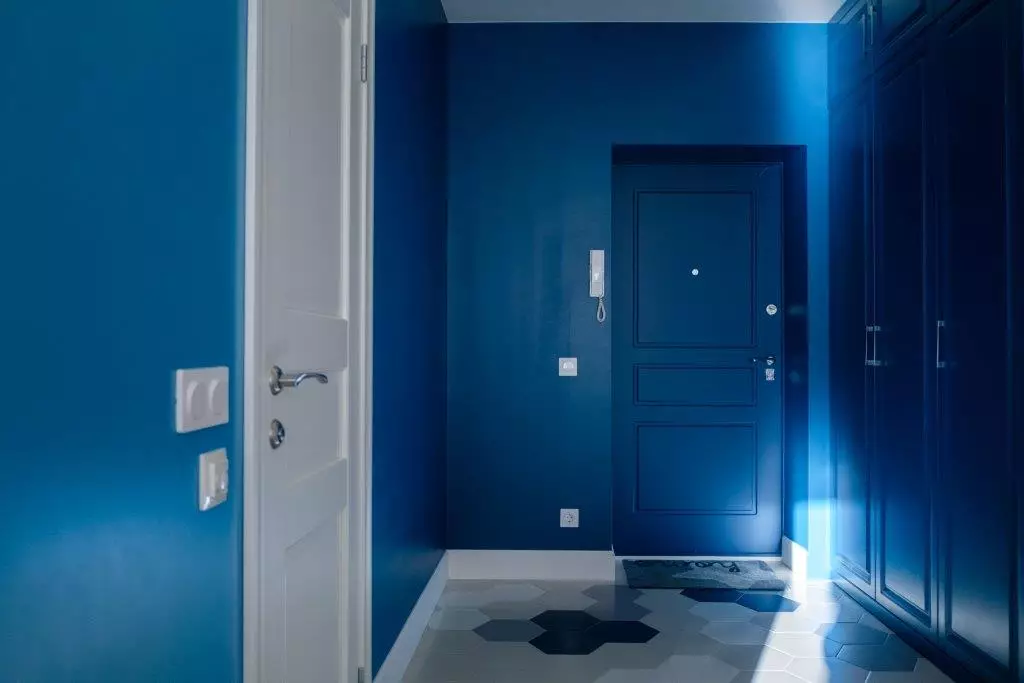 داخلية من الشقة في الاسكندنافية نمط: كتل من اللون والتدرج