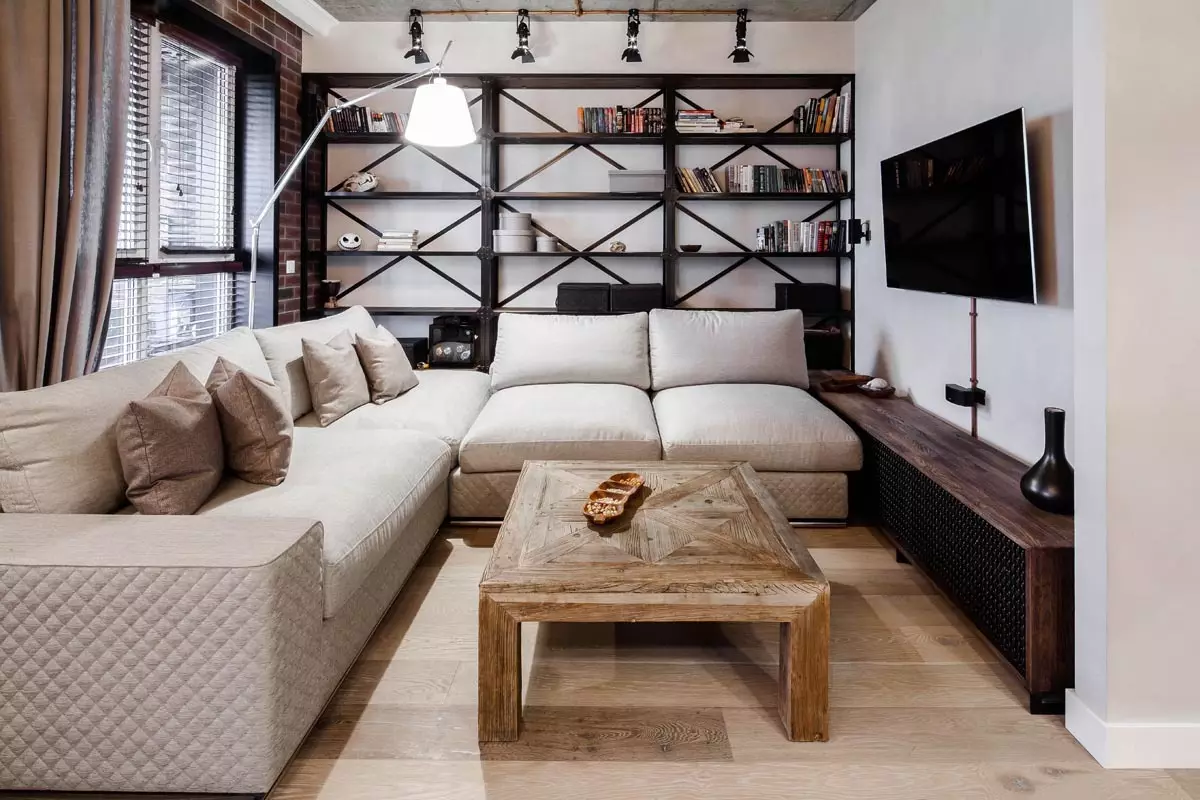 Intérieur du loft: murs de briques et meubles en bois