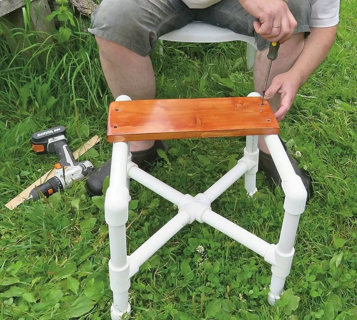 Kako napraviti stolicu i tablicu PVC cijevi 11579_35